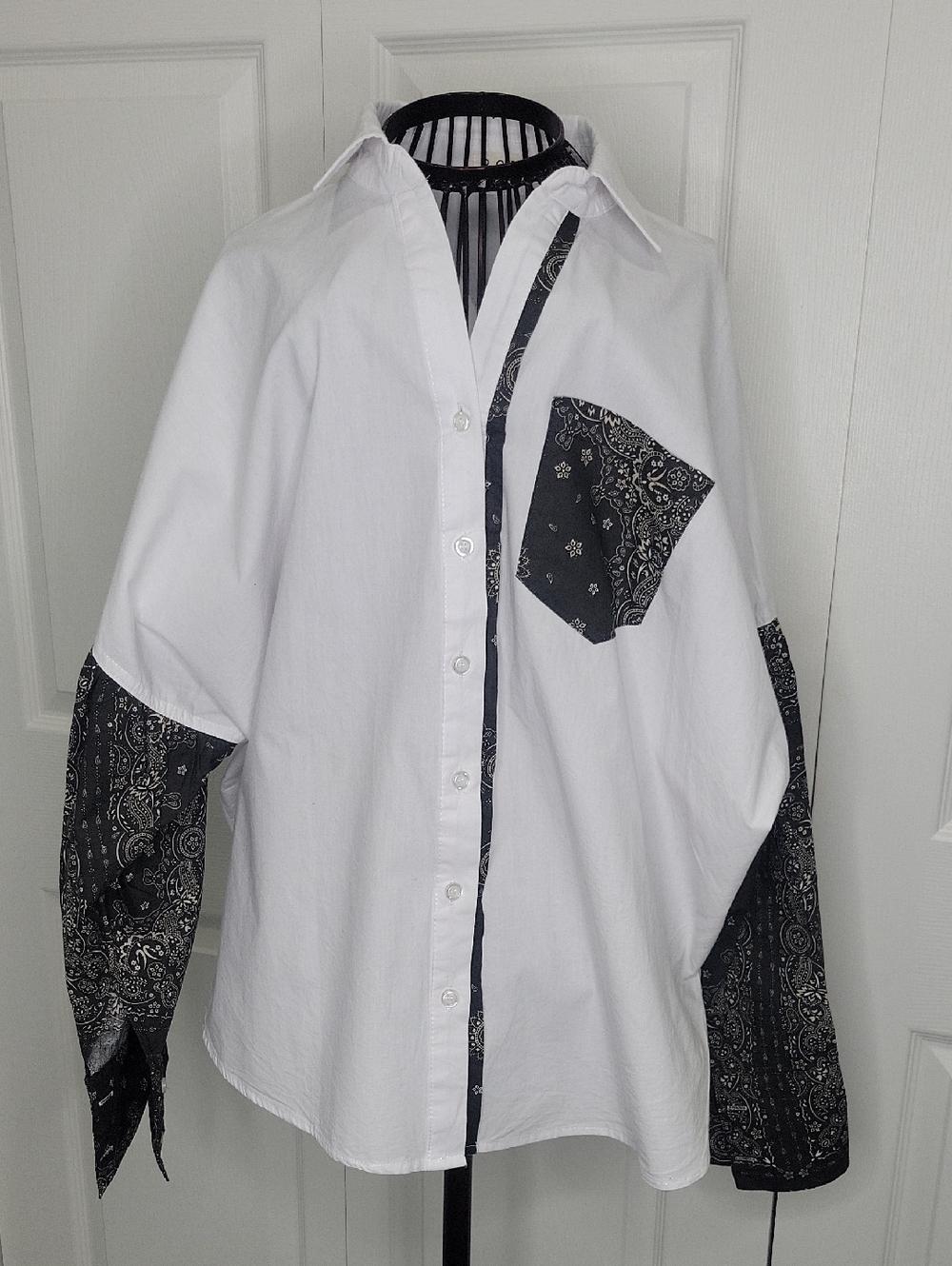 POL Bandana White And Black Women's Button-Up Shirt Size Small